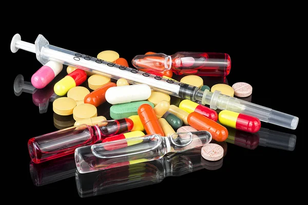 Spruta Med Injektionsflaskor Glas Och Tabletter Och Piller Svart Bakgrund — Stockfoto