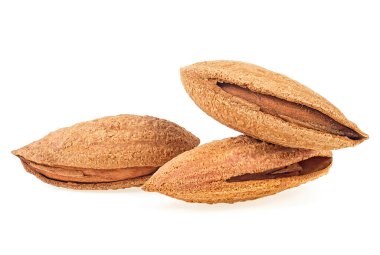 Kabuklu üç badem fıstığı beyaz arka planda izole edilmiş, makro.