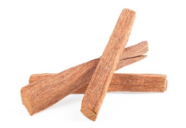 Sandal ağacının beyaz arka planda izole edilmiş hali. Sandalwood sopaları. Chandan.