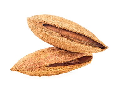 Kabuklu iki badem fıstığı beyaz arka planda izole edilmiş, yakın plan..