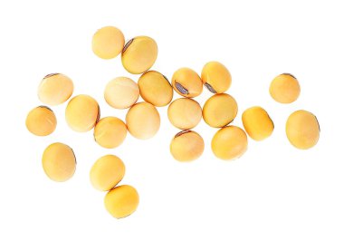 Beyaz arka planda soyalı kuru fasulye..