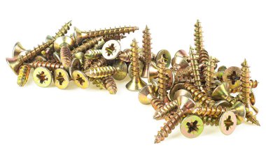 Beyaz arka planda izole edilmiş altın küçük vidalar yığını