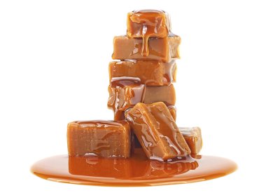 Beyaz arka planda izole edilmiş karamel soslu lezzetli tatlılar. Karamel kaplı şekerler..