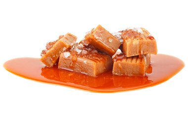 Karamel soslu lezzetli şekerler ve beyaz arka planda izole edilmiş tuz.