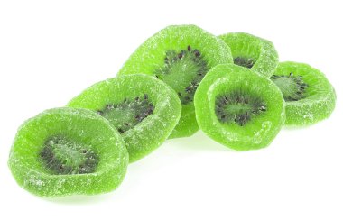 Beyaz arka planda izole edilmiş kurutulmuş kivi meyvesi dilimleri. Şekerli kivi meyvesi.