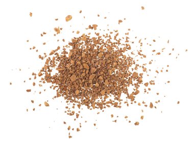 Beyaz arka planda izole edilmiş hazır kahve tanelerinin üst görünümü