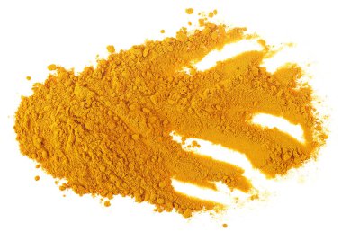 Beyaz zemin üzerinde izole edilmiş zerdeçal (Curcuma) tozu, üst görünüm. Sokağa çıkma yasağı tozu yığını.
