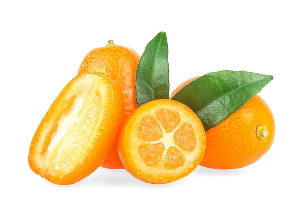 Frutas Frescas Kumquat Maduras Con Hojas Verdes Aisladas Sobre Fondo — Foto de Stock