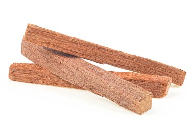Chandan ya da Sandal ağacı çubukları beyaz arka planda izole edilmiş. Doğal aromatik sandal ağacı tütsüsü. Parfümler.