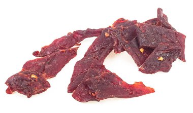 Beyaz arka planda izole edilmiş baharatlı kurutulmuş et. Kurutulmuş et parçaları..