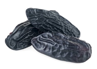 Beyaz arka planda izole edilmiş Aroma Tonka fasulyeleri. Dipteriks kokulu fasulye ya da cumaru. Parfüm malzemeleri..