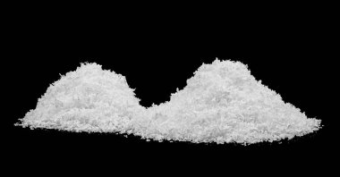 Siyah arka planda izole edilmiş beyaz tüylü kar yığını. Beyaz kar tepeleri. Geceleri beyaz kar.