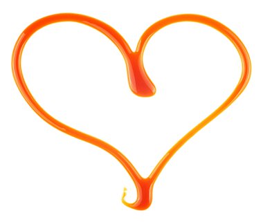 Karamel şurubu, beyaz arka planda izole edilmiş, üst manzara. Kalp şeklinde tatlı karamel sosu.