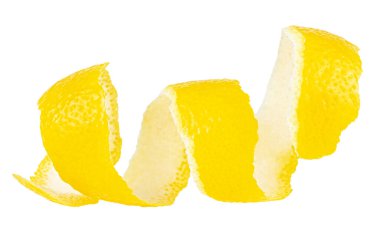 Beyaz arka planda tek bir taze limon kabuğu izole edilmiş. Spiral narenciye kabuğu.