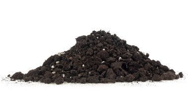 Beyaz arka planda izole edilmiş verimli toprak yığını. Kara toprak, humus toprağı..