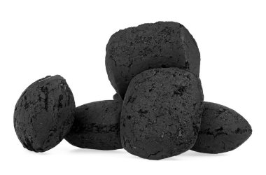 Beyaz arka planda izole edilmiş barbekü kömürü kömürü. Et kızartmak için odun parçaları kullanılıyor..