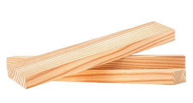 Beyaz arka planda izole edilmiş bir yığın çam ağacı tahtası. Doğal kaba ahşap tahtalar, kereste, kereste. Endüstri ağacı.