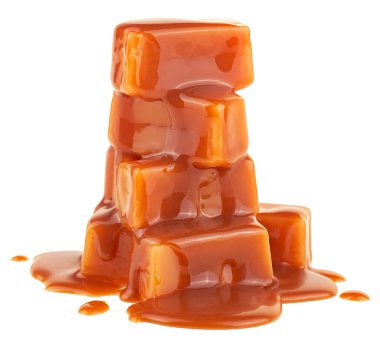 Süt karamel soslu lezzetli karamel şekerler beyaz arka planda izole edilmiş. Bir yığın şekerleme..