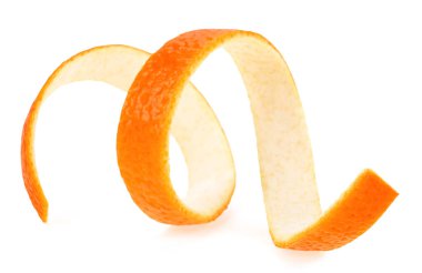 Taze portakal kabuğu beyaz arka planda izole edilmiş, seçici bir odak noktası. Turunçgillerin lezzeti.