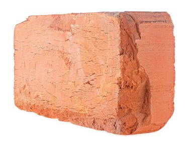 Kırık eski kırmızı tuğla beyaz arka planda izole edilmiş. Katı kil tuğla.