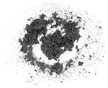 Beyaz arka planda izole edilmiş yanmış ve yanmış kağıt kırıntıları, üst manzara. Kağıt kül yığını.