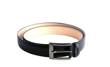 Beyaz bir arka plan üzerinde izole, siyah deri kemer