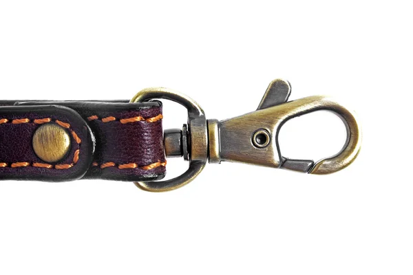 Una doppia serratura a moschettone su una cintura di pelle, isolata — Foto Stock