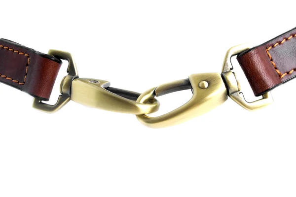 Una doppia serratura a moschettone su una cintura di pelle, isolata — Foto Stock