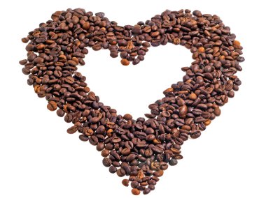 Beyaz arka planda kalp şeklinde kahve çekirdekleri.
