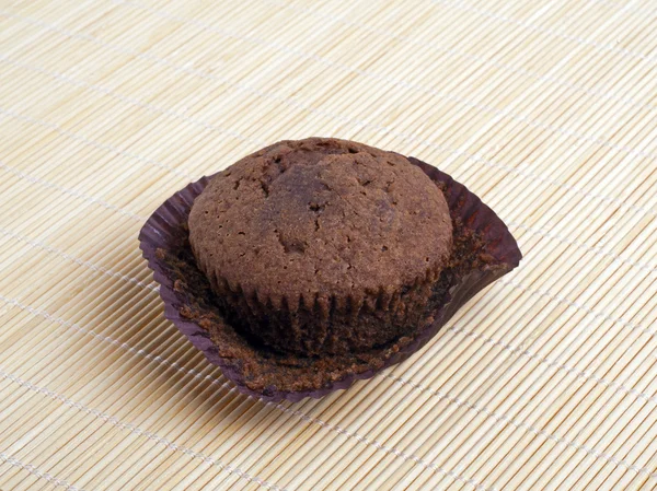 Muffin au chocolat sur fond clair de bambou — Photo