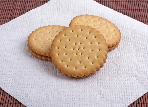 Biscoitos em um fundo escuro de bambu — Fotografia de Stock