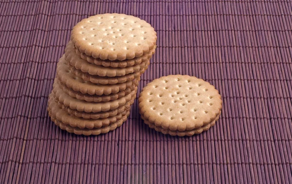 Galletas sobre un fondo oscuro de bambú —  Fotos de Stock