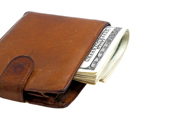 Stary brązowy portfel z pieniędzmi na białym tle — Zdjęcie stockowe