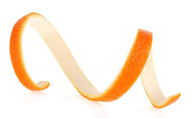 Beyaz arka planda tek bir taze portakal kabuğu izole edilmiş. Spiral turuncu kıvrım. Citrus lezzeti.