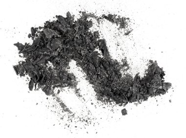 Beyaz arka planda yanmış kağıt parçaları. Kağıdın külleri. Dağınık kül.