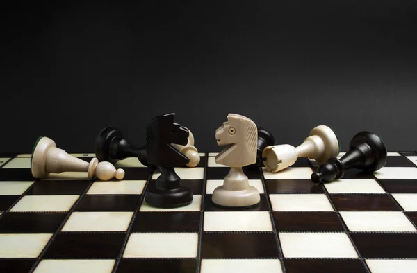 Черно-белые шахматы на шахматной доске — стоковое фото