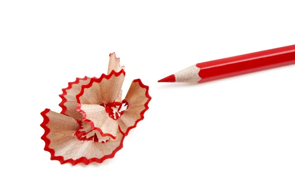 Červenou tužku a dřevěných hoblin izolovaných na bílém pozadí — Stock fotografie