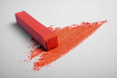 Gri bir kağıt üzerine pastel kırmızı tebeşir