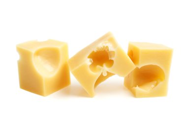 Beyaz bir arka plan üzerinde izole peynir parçalarını