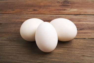 Tahta arka planda yumurtalar