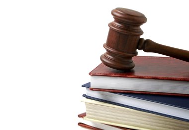 Tahta tokmak ve beyaz arka plan üzerinde izole kitap