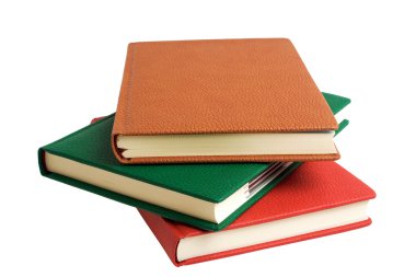 Beyaz arka plan üzerinde izole renkli kitaplar