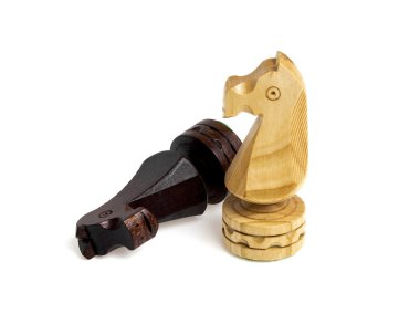 Satranç taşları beyaz bir arka plan üzerinde (ho izole çatışma