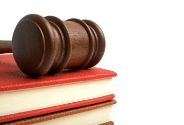 Tahta tokmak ve beyaz zemin üzerine kitaplar