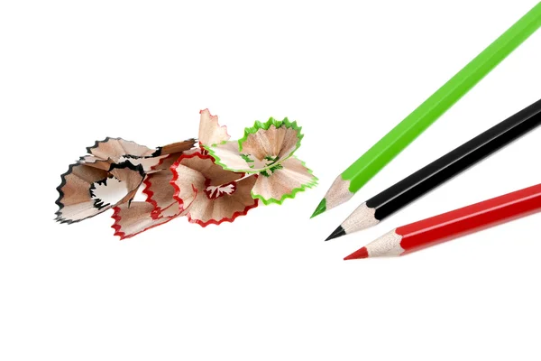色の鉛筆と白い背景に分離された木の削りくず — ストック写真