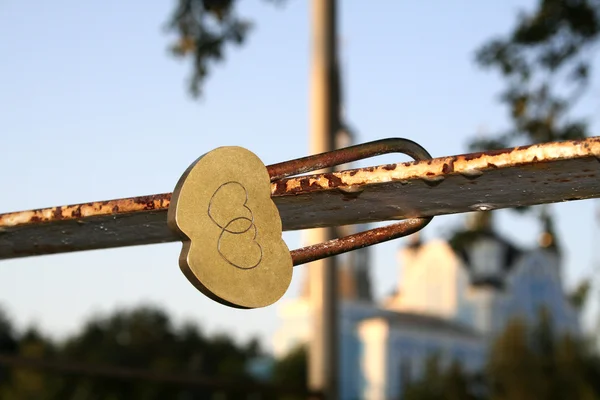 Närbild av hjärtat formen hänglås på bro räcke — Stockfoto