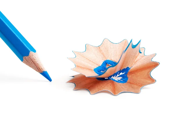 날카롭게 색 연필과 나무 부스러기 — 스톡 사진