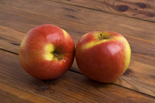 Manzanas rojas sobre fondo rústico de madera — Foto de Stock