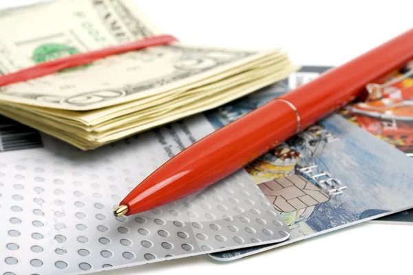 Primer plano de tarjeta de crédito, bolígrafo y dinero — Foto de Stock