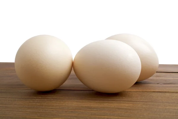 Eier auf einem hölzernen Hintergrund — Stockfoto